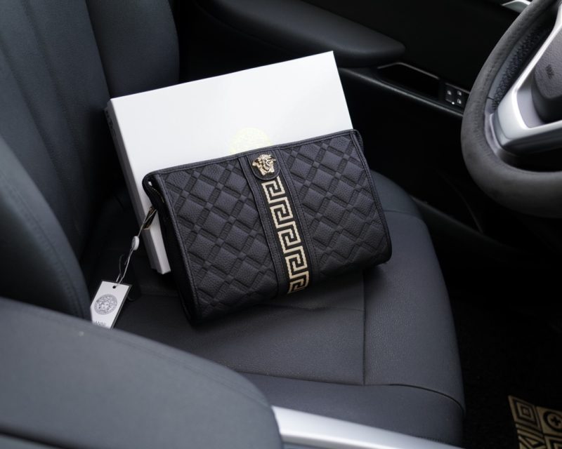 Il sito ufficiale di Versace è sincronizzato. Pochette di alta qualità. Articolo di grande successo a livello mondiale. Realizzata in pelle di vitello originale. Ottima consistenza. Classica e versatile per l'uso quotidiano. Uno stile che durerà per sempre. Non comune sul mercato. Ordinate da aziende commerciali. Viene fornito con confezione regalo