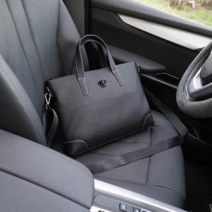 Le site officiel de Versace est synchronisé. Version haute. Sac à main document croisé. Début exclusif. Matière originale en cuir de veau. Accessoires de qualité supérieure. Produits non commerciaux. Luxe discret. Pas d'exagération du tout. Quotidien et à la mode. Peut être porté en bandoulière ou à la main. [Spécification : 39x28x5]