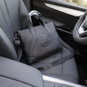 Versace's official website is synchronized. High version. Document cross-body handbag. Exclusive debut. Original calfskin material. Top-grade hardware accessories. Non-commercial goods. Low-key luxury. Not exaggerated at all. Daily and fashionable. Can be worn cross-body or hand-held. [Specification: 39x28x5]