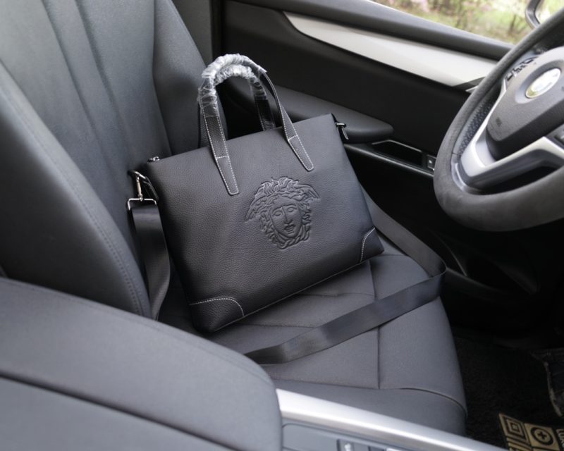 Il sito ufficiale di Versace è sincronizzato. Versione alta. Borsa a tracolla portadocumenti. Debutto esclusivo. Materiale originale in pelle di vitello. Accessori hardware di alta qualità. Merce non commerciale. Lusso di basso profilo. Non esagerato. Quotidiana e alla moda. Può essere indossata a tracolla o a mano. [Specifiche: 39x28x5]