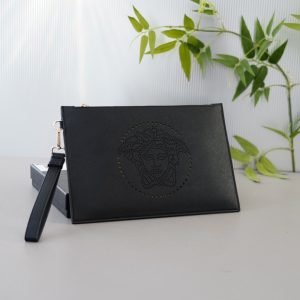 Versace's official website is synchronized. High-version clutch bag. Global hot-selling item. Made of original cowhide. Excellent texture. Classic and versatile for daily use. Style that lasts forever. Non-market ordinary goods. Order goods from trading companies. Comes with gift box packaging