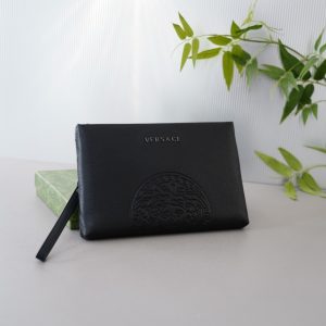 Le site officiel de Versace est synchronisé. Pochette haute version. Article très vendu dans le monde entier. Fabriquée en cuir de vachette original. Excellente texture. Classique et polyvalent pour un usage quotidien. Un style qui dure toujours. Produits ordinaires non commercialisés. Commande de marchandises auprès de sociétés commerciales. Livré dans un emballage cadeau