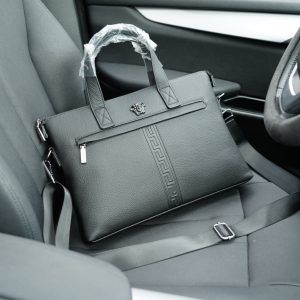 Le site officiel de Versace est synchronisé. Sac à main cross-body officiel en version haute. Première version exclusive. Matière originale en cuir de veau. Accessoires matériels de qualité supérieure. Produits peu courants sur le marché. Luxe discret. Style non exagéré. Quotidien et à la mode. Peut être porté en bandoulière ou à la main. [Spécification : 37x26x6]