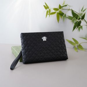 Le site officiel de Versace est synchronisé. Pochette haute version. Article très vendu dans le monde entier. Fabriquée en cuir de vachette original. Excellente texture. Classique et polyvalent pour un usage quotidien. Un style qui dure toujours. Produits ordinaires non commercialisés. Commande de marchandises auprès de sociétés commerciales. Livré dans un emballage cadeau