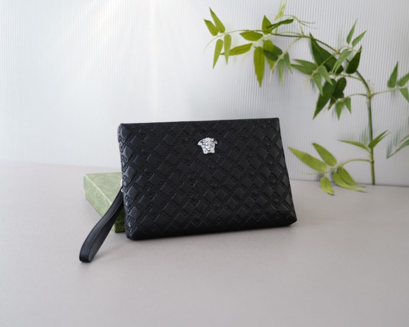 Il sito ufficiale di Versace è sincronizzato. Pochette di alta qualità. Oggetto di vendita globale. Realizzata in pelle bovina originale. Consistenza eccellente. Classica e versatile per l'uso quotidiano. Stile che dura per sempre. Prodotti ordinari non di mercato. Prodotti ordinati da società commerciali. Viene fornito con confezione regalo