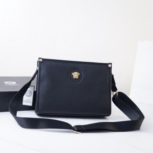 Die offizielle Website von Versace ist synchronisiert. Hochwertiger Rucksack. Globaler Verkaufsschlager. Hergestellt aus Original-Rindsleder. Ausgezeichnetes Handgefühl. Waren von Handelsunternehmen bestellen. Keine gewöhnliche Ware auf dem Markt. Sieht wirklich gut aus beim Ausgehen. Kommt mit Geschenk-Box-Verpackung