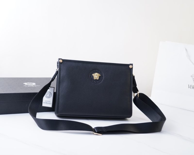 Versace's official website is synchronized. High-version backpack. Global hot-selling item. Made of original cowhide. Excellent hand feel. Order goods from trading company. Not ordinary goods on the market. Really looks good when going out. Comes with gift box packaging