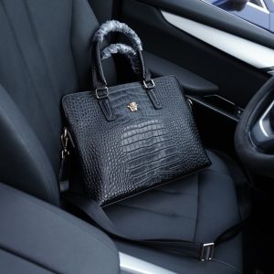 Versace official website synchronization high version official handbag exclusive first release original cowhide material top hardware accessories non-commercial goods in the market low-key luxury not exaggerated style everyday and fashionable can be worn cross-body or handheld [Specification: 38x28x5]