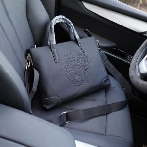 Versace sitio web oficial de sincronización de alta versión maletín bolso de mano exclusiva primera versión original de cuero de vaca material de hardware superior accesorios de bienes no comerciales en el mercado de bajo perfil de lujo completamente estilo no ostentoso todos los días y de moda se puede usar cruzada cuerpo o de mano [Especificación: 38x28x5].