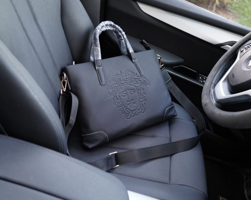 Versace sito ufficiale sincronizzazione alta versione cartella borsa esclusiva prima release originale in pelle bovina materiale top hardware accessori non commerciali beni nel mercato low-key di lusso completamente non ostentata stile di tutti i giorni e alla moda può essere indossato cross-body o a mano [Specifiche: 38x28x5]