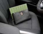 Il sito ufficiale di Versace è sincronizzato. Pochette di alta qualità. Articolo di grande successo a livello mondiale. Realizzata in pelle di vitello originale. Consistenza eccellente. Classica e versatile per l'uso quotidiano. Uno stile che dura per sempre. Prodotti ordinari non di mercato. Prodotti ordinati da società commerciali. Viene fornito con confezione regalo