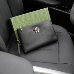 Versace's official website is synchronized. High-version clutch bag. Global hot-selling item. Made of original calfskin. Excellent texture. Classic and versatile for daily use. A style that lasts forever. Non-market ordinary goods. Order goods from trading companies. Comes with gift box packaging