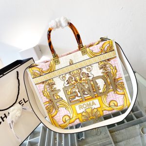 Fendi 2022 official website latest fendace I would call it the strongest co-branded model of this century. My favorite FF logo inlaid glazed handbag