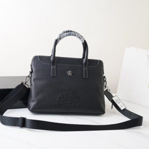 Versace's official website is synchronized. High version briefcase handbag. Classic and timeless. Original cowhide material. Top-grade hardware accessories. Non-commercial goods. Extremely delicate feel. Can be worn cross-body or handheld. [Specification: 38x28x5]