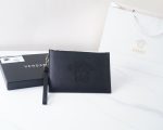 Versace's official website is synchronized. High-version clutch bag. Global hot-selling item. Made of original cowhide. Excellent texture. Classic and versatile for daily use. A style that lasts forever. Non-market ordinary goods. Order goods from trading companies. Comes with gift box packaging