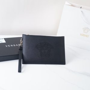 Il sito ufficiale di Versace è sincronizzato. Pochette di alta qualità. Oggetto di vendita globale. Realizzata in pelle bovina originale. Consistenza eccellente. Classica e versatile per l'uso quotidiano. Uno stile che dura per sempre. Prodotti ordinari non di mercato. Prodotti ordinati da società commerciali. Viene fornito con confezione regalo