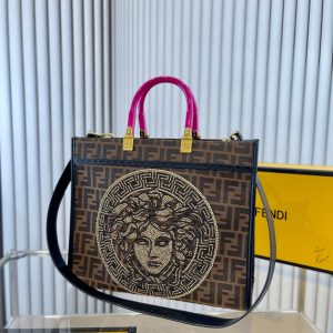 Borsa tote Fendi Versace in co-branding Fendace