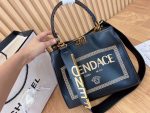 À l'occasion du 88e anniversaire du modèle commun Fendi & Versace