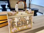 The Fendi Versace co-branded Tote bag feels like you can go on vacation in a second when you pick it up. Although it has been equipped with handles for centuries