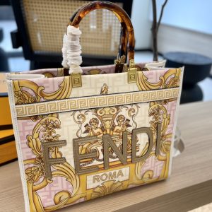 La borsa Tote a marchio congiunto Fendi Versace dà la sensazione di poter andare in vacanza in un secondo quando la si prende in mano. Sebbene sia stata dotata di manici per secoli