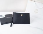 Versace's official website is synchronized. High-version clutch bag. Global hot-selling item. Made of original cowhide. Excellent texture. Classic and versatile for daily use. A style that lasts forever. Non-market ordinary goods. Order goods from trading companies. Comes with gift box packaging