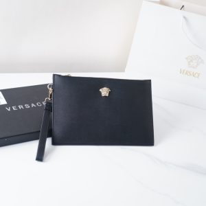 Il sito ufficiale di Versace è sincronizzato. Pochette di alta qualità. Oggetto di vendita globale. Realizzata in pelle bovina originale. Consistenza eccellente. Classica e versatile per l'uso quotidiano. Uno stile che dura per sempre. Prodotti ordinari non di mercato. Prodotti ordinati da società commerciali. Viene fornito con confezione regalo