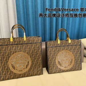 Large size 170 and small size 185 Fendi Versace are co-branded. The innovation of the old fashion house combines the representative classic elements of the two brands. It seems that the old fashion house will also integrate into the era of young people! Size large 41 37 small 35 31 item number large 68004-6 small 68008-6