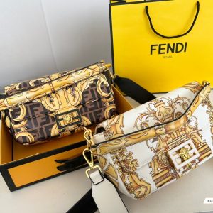 El bolso baguette de Fendi co-branded por Fendi y Versace