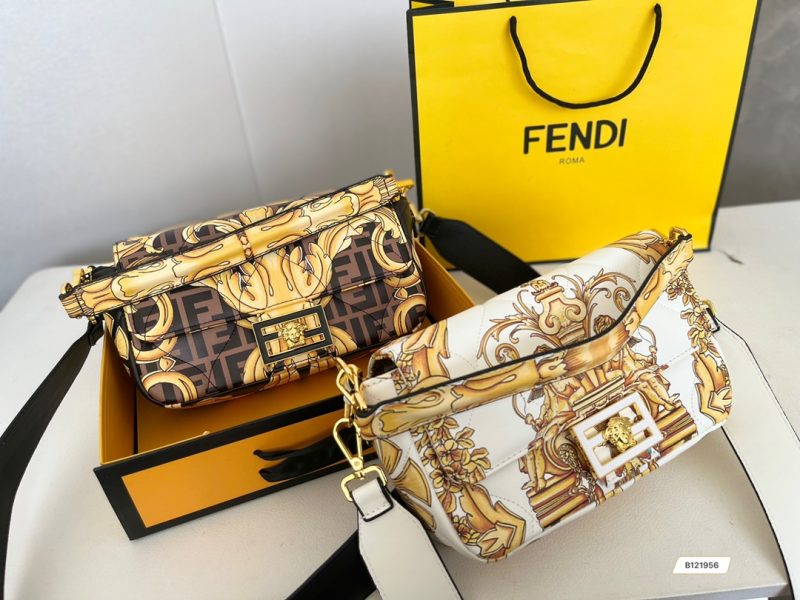 La borsa baguette Fendi in co-branding tra Fendi e Versace