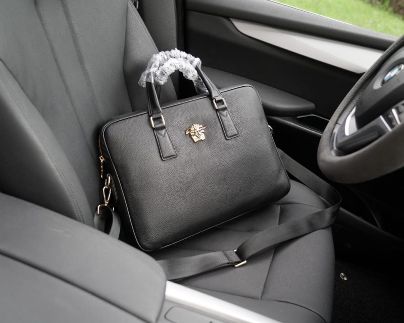 Il sito ufficiale di Versace è sincronizzato. Versione alta. Borsa a tracolla portadocumenti. Prima uscita esclusiva. Materiale originale in pelle di vitello. Accessori hardware di alta qualità. Merce non comune sul mercato. Lusso di basso profilo. Per nulla appariscente. Quotidiana e alla moda. Può essere indossata a tracolla o a mano. [Specifiche: 38x28x6]