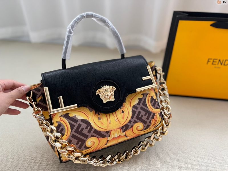 Sac à bandoulière et à aisselle co-brandé Fendi Versace avec trois façons de le porter