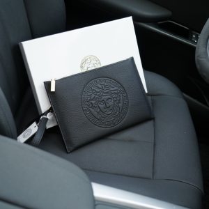 Versace's official website is synchronized. High-version clutch bag. Global hot-selling item. Made of original calfskin. Excellent texture. Classic and versatile for daily use. A style that lasts forever. Non-market ordinary goods. Order goods from trading companies. Comes with gift box packaging