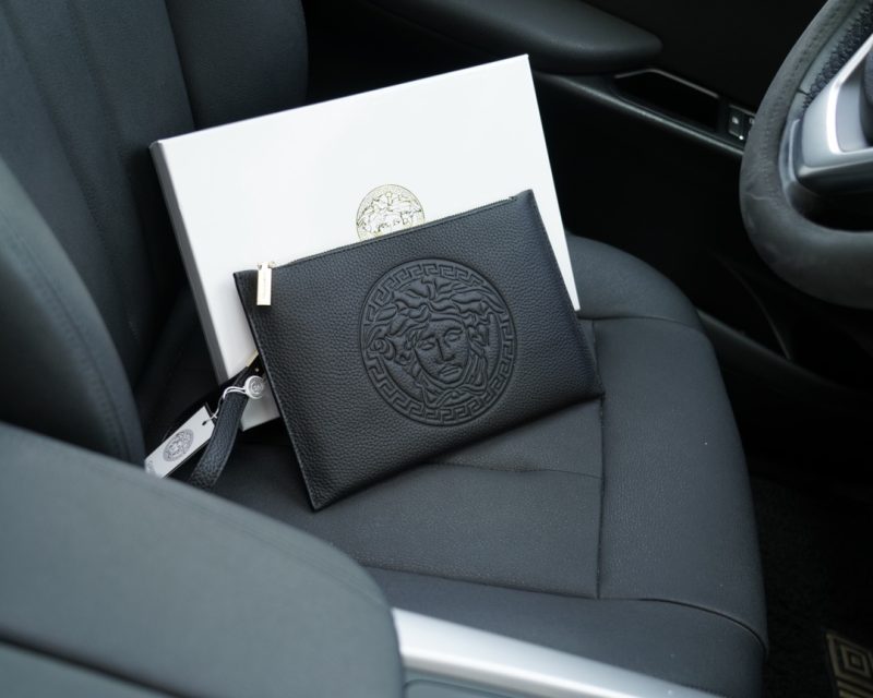 Versace's official website is synchronized. High-version clutch bag. Global hot-selling item. Made of original calfskin. Excellent texture. Classic and versatile for daily use. A style that lasts forever. Non-market ordinary goods. Order goods from trading companies. Comes with gift box packaging