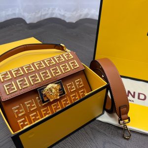 Fendi Versace co-branded baguette bag creates a unique design. A classic that will never go out of style. It has a cool style no matter where it is. TQ size 21.5.14 folding box