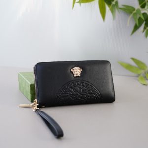 Versace's official website is synchronized. High-version clutch bag. Global hot-selling item. Made of original calfskin. Excellent texture. Classic and versatile for daily use. A style that lasts forever. Non-market ordinary goods. Order goods from trading companies. Comes with gift box packaging