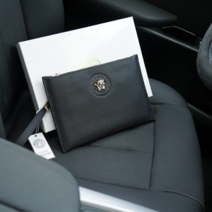 Versace's official website is synchronized. High-version clutch bag. Global hot-selling item. Made of original calfskin. Excellent texture. Classic and versatile for daily use. A style that lasts forever. Non-market ordinary goods. Order goods from trading companies. Comes with gift box packaging