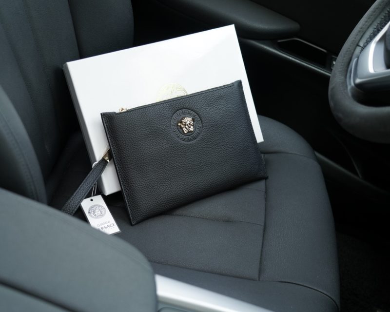 Versace's official website is synchronized. High-version clutch bag. Global hot-selling item. Made of original calfskin. Excellent texture. Classic and versatile for daily use. A style that lasts forever. Non-market ordinary goods. Order goods from trading companies. Comes with gift box packaging