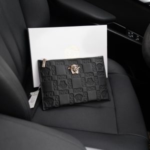 Versace's official website is synchronized. High-version clutch bag. Global hot-selling item. Made of original cowhide. Excellent texture. Classic and versatile for daily use. A style that lasts forever. Non-market ordinary goods. Order goods from trading companies. Comes with gift box packaging