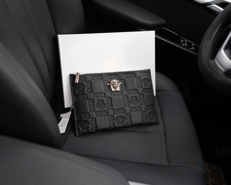 Versace's official website is synchronized. High-version clutch bag. Global hot-selling item. Made of original cowhide. Excellent texture. Classic and versatile for daily use. A style that lasts forever. Non-market ordinary goods. Order goods from trading companies. Comes with gift box packaging