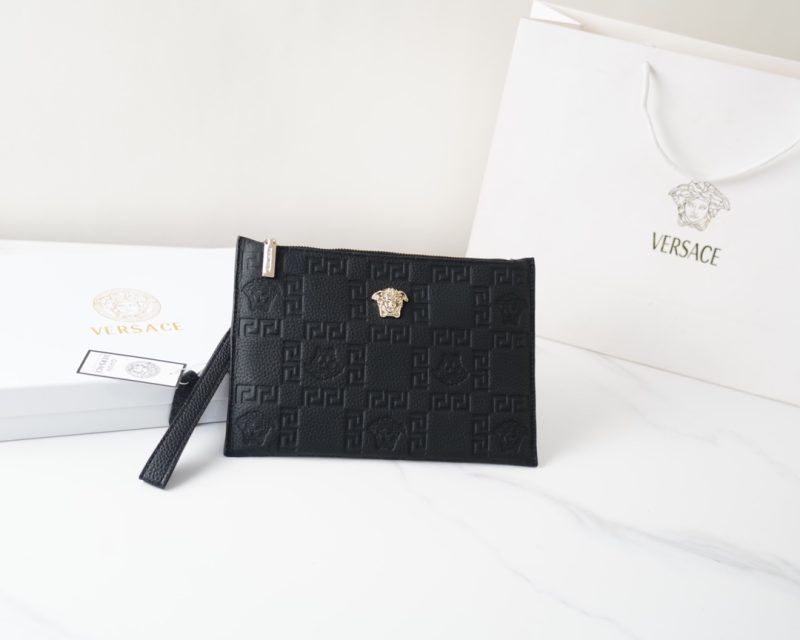 Versace's official website is synchronized. High-version clutch bag. Global hot-selling item. Made of original cowhide. Excellent texture. Classic and versatile for daily use. Style that lasts forever. Non-market ordinary goods. Order goods from trading companies. Comes with gift box packaging