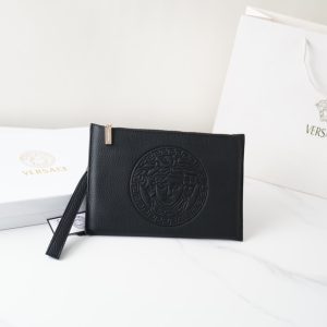 Versace's official website is synchronized. High-version clutch bag. Global hot-selling item. Made of original cowhide. Excellent texture. Classic and versatile for daily use. Style that lasts forever. Non-market ordinary goods. Order goods from trading companies. Comes with gift box packaging