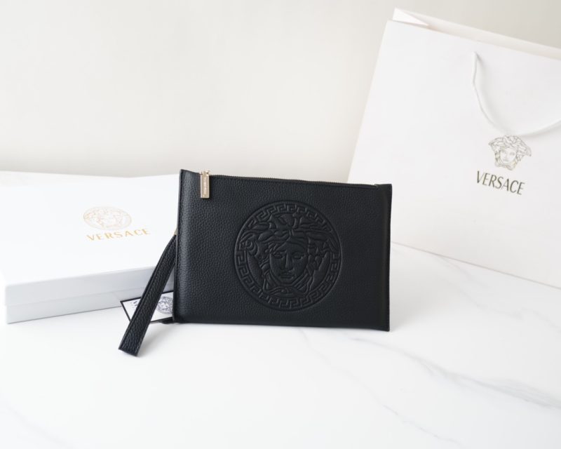 Versace's official website is synchronized. High-version clutch bag. Global hot-selling item. Made of original cowhide. Excellent texture. Classic and versatile for daily use. Style that lasts forever. Non-market ordinary goods. Order goods from trading companies. Comes with gift box packaging