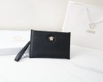 Versace's official website is synchronized. High-version clutch bag. Global hot-selling item. Made of original cowhide. Excellent texture. Classic and versatile for daily use. Style that lasts forever. Non-market ordinary goods. Order goods from trading companies. Comes with gift box packaging