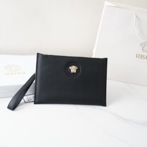 Versace's official website is synchronized. High-version clutch bag. Global hot-selling item. Made of original cowhide. Excellent texture. Classic and versatile for daily use. Style that lasts forever. Non-market ordinary goods. Order goods from trading companies. Comes with gift box packaging