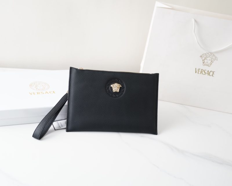 Versace's official website is synchronized. High-version clutch bag. Global hot-selling item. Made of original cowhide. Excellent texture. Classic and versatile for daily use. Style that lasts forever. Non-market ordinary goods. Order goods from trading companies. Comes with gift box packaging