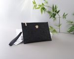 Versace's official website is synchronized. High-version clutch bag. Global hot-selling item. Made of original calfskin. Excellent texture. Classic and versatile for daily use. A style that lasts forever. Non-market ordinary goods. Order goods from trading companies. Comes with gift box packaging