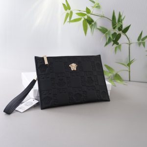 Versace's official website is synchronized. High-version clutch bag. Global hot-selling item. Made of original calfskin. Excellent texture. Classic and versatile for daily use. A style that lasts forever. Non-market ordinary goods. Order goods from trading companies. Comes with gift box packaging