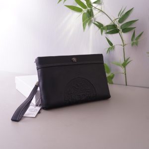 Il sito ufficiale di Versace sincronizza la pochette in versione alta