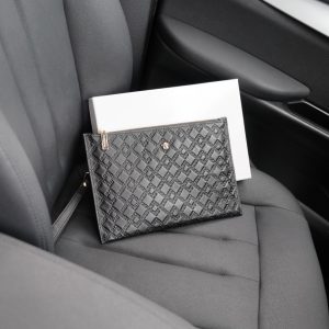 Versace's official website is synchronized. High-version clutch bag. Global hot-selling item. Made of original cowhide. Excellent texture. Classic and versatile for daily use. A style that lasts forever. Non-market ordinary goods. Order goods from trading companies. Comes with gift box packaging