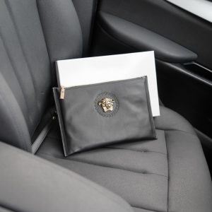 Versace's official website is synchronized. High-version clutch bag. Global hot-selling item. Made of original cowhide. Excellent texture. Classic and versatile for daily use. A style that lasts forever. Non-market ordinary goods. Order goods from trading companies. Comes with gift box packaging